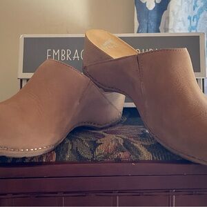 NEW LISTING‼️Dansko Tan Leather Women's Mules